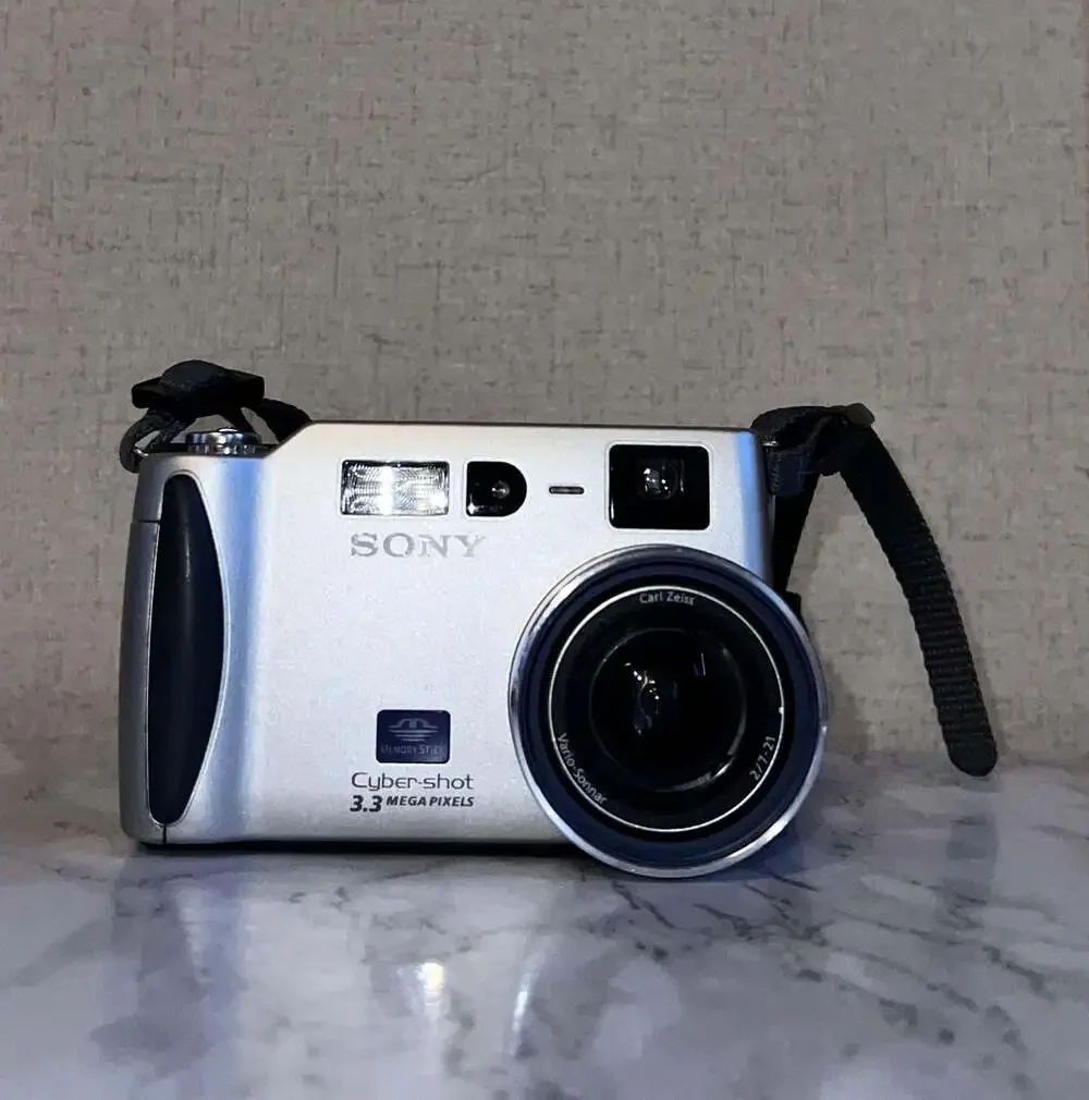 Sony Cyber-shot DSC-S70 3.3MP Digital Camera with 64MB Memory Stick & Battery